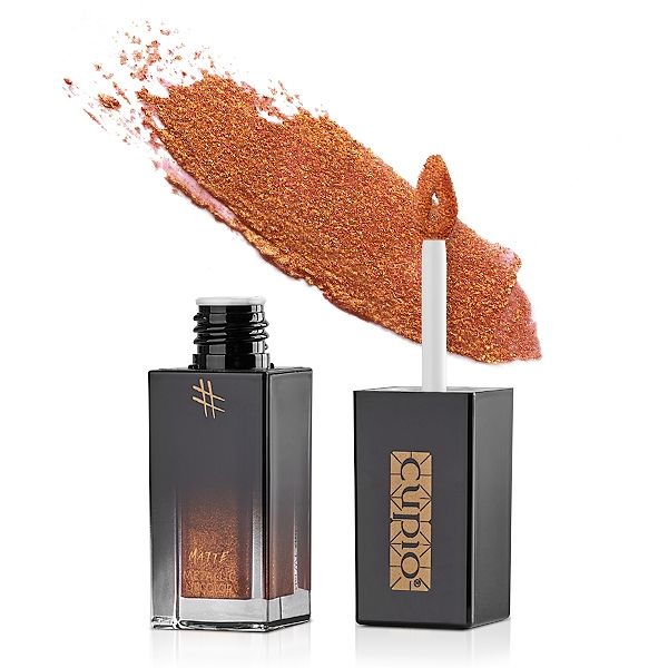 Lippenstift in einem eleganten Flakon mit glitzerndem Farbton und Applikator