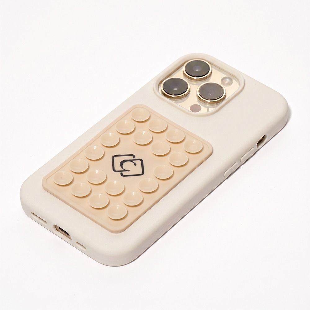 Beige Handyhülle mit rechteckigem Saugnapf-Pad auf der Rückseite, geeignet zum Befestigen des Smartphones an glatten Oberflächen