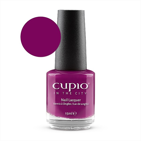 Flasche mit Cupio Nagellack in einem kräftigen Purpurton, 15 ml