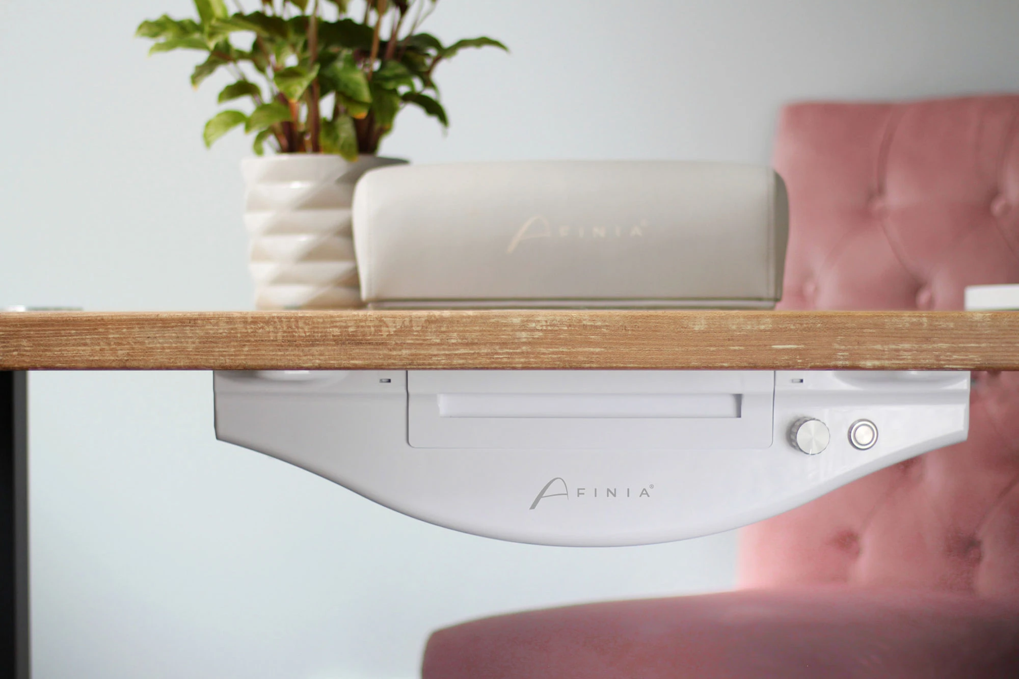 Schreibtischunterlage von Afinia, elegant platziert mit einer Pflanze auf einem Holztisch.