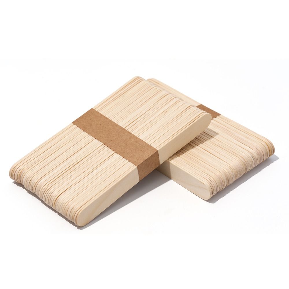 Zwei gebündelte Stapel Holzspatel aus hellem Naturholz, ideal als Bastelstäbchen oder Eisstiele