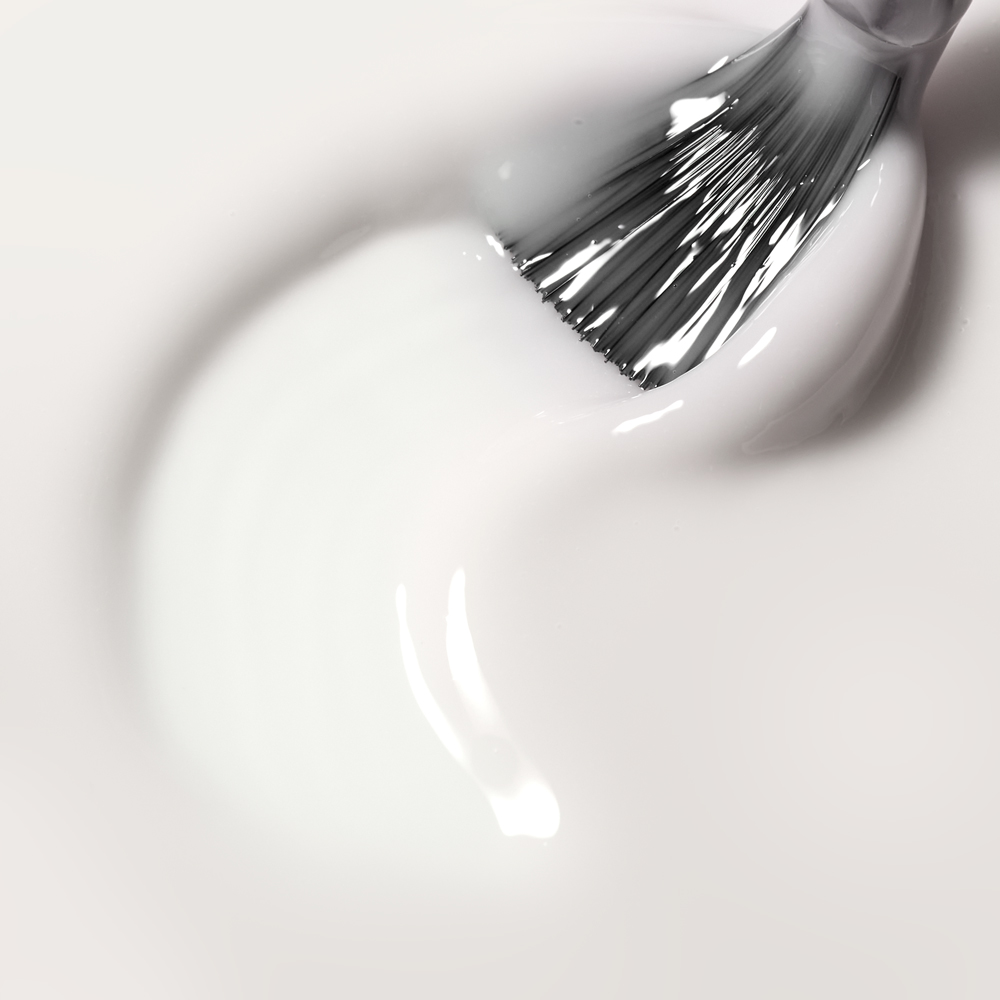 Nahaufnahme der Cupio Long Lasting Fiber Base als milchige Nagel-Base mit Pinsel, für flexible Stabilität, starke Haftung und natürlichen Look