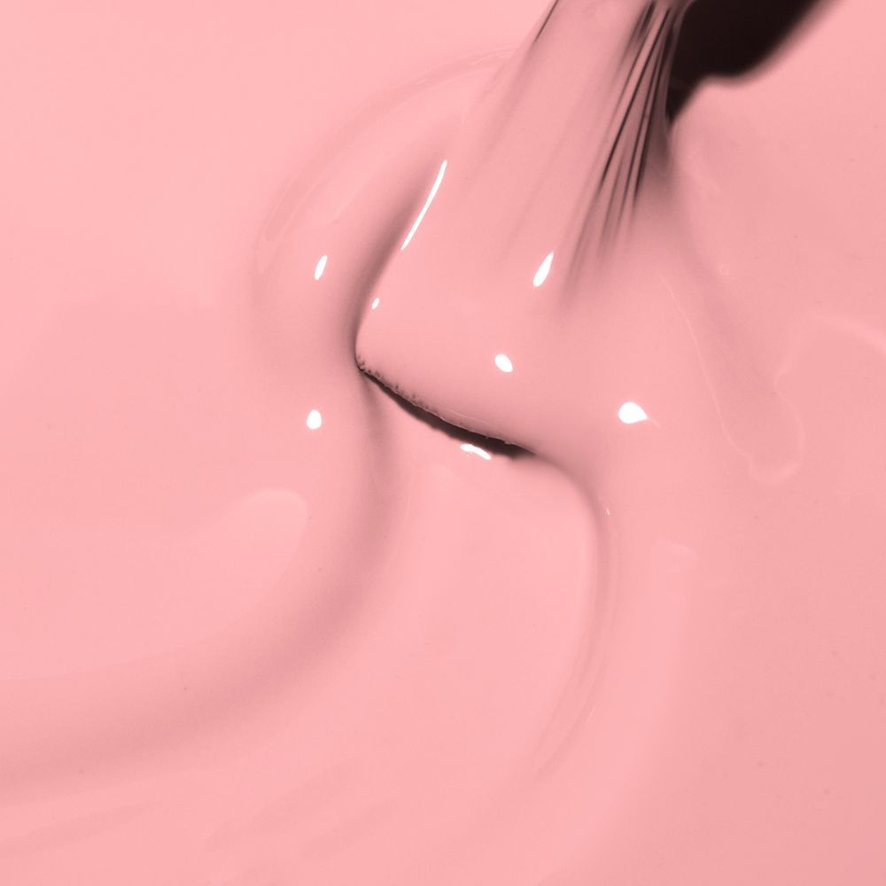 Nahaufnahme eines Pinsels in rosafarbenem Nagellack mit glänzender, fließender Textur – ideal zur Darstellung der Farbnuance und Deckkraft