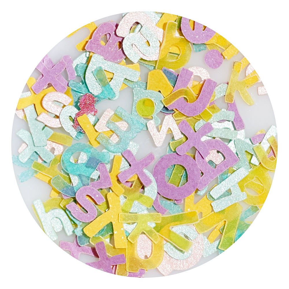Bunte, glitzernde Buchstaben aus Karton in verschiedenen Farben für kreative Bastelprojekte