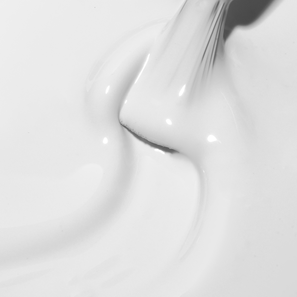 Pinsel zieht cremig-weißes Cupio Gellack PRO Studio Colors Innocence 8ml mit seidig-glänzendem Finish