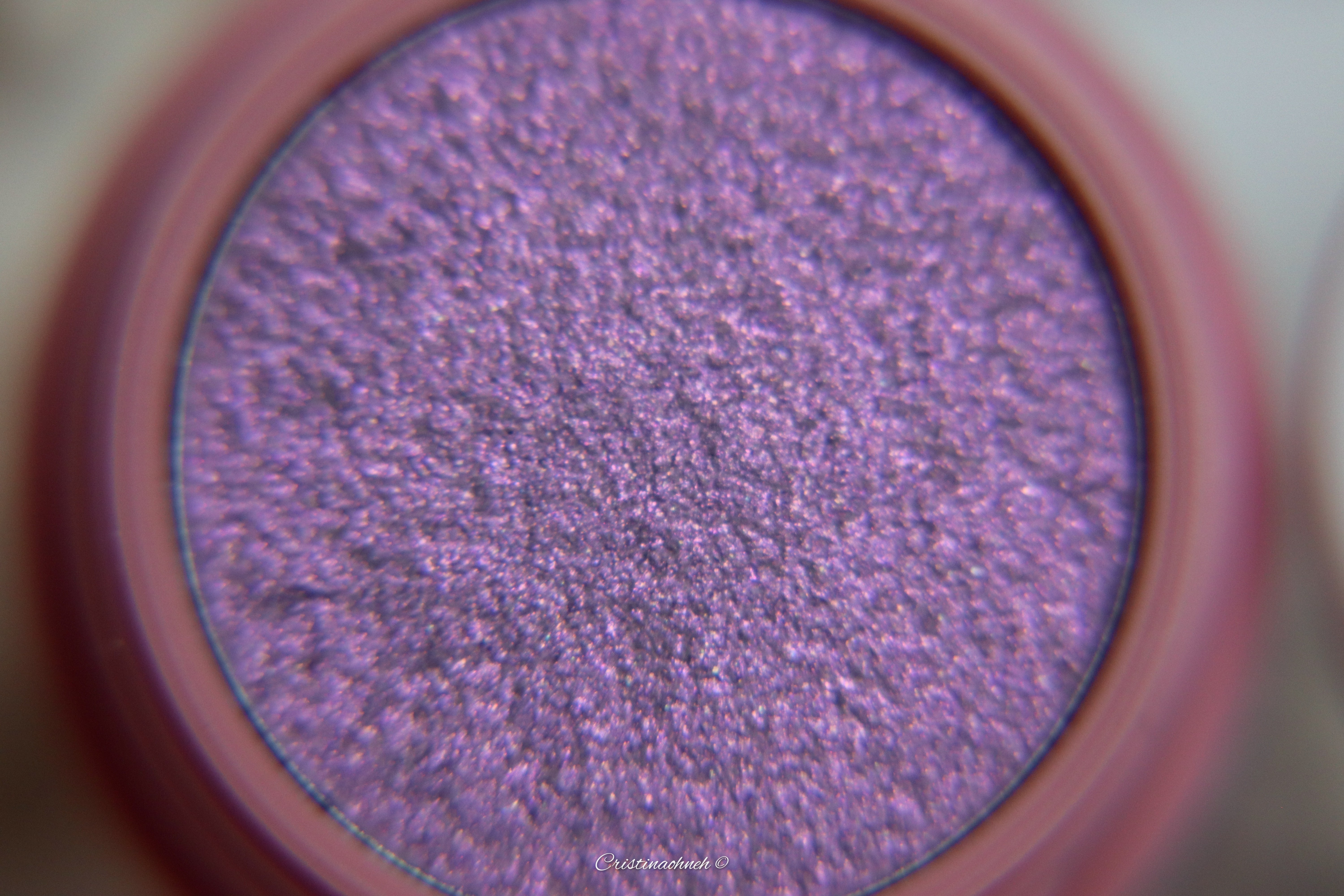 Nahaufnahme von lila Lidschatten mit glitzernder Oberfläche