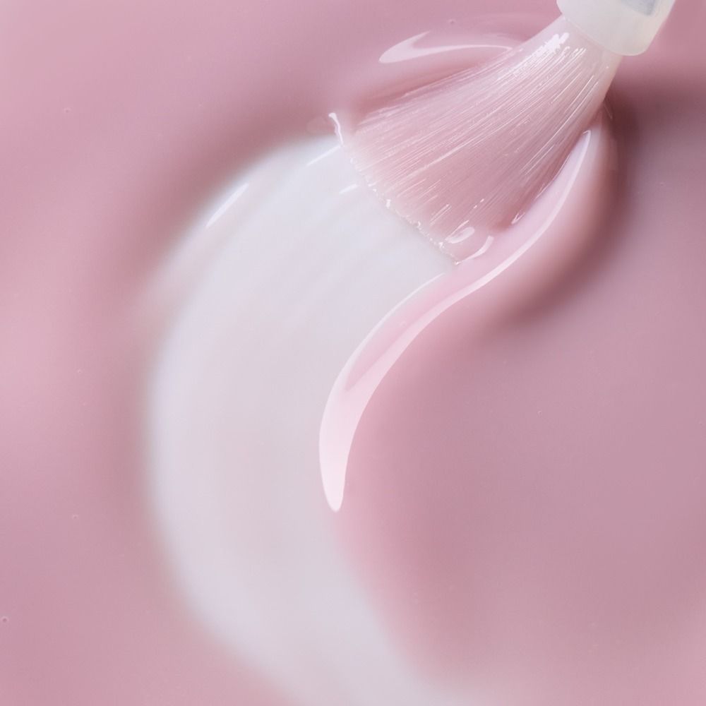 Nahaufnahme eines rosa Nagellacks mit Pinselauftrag