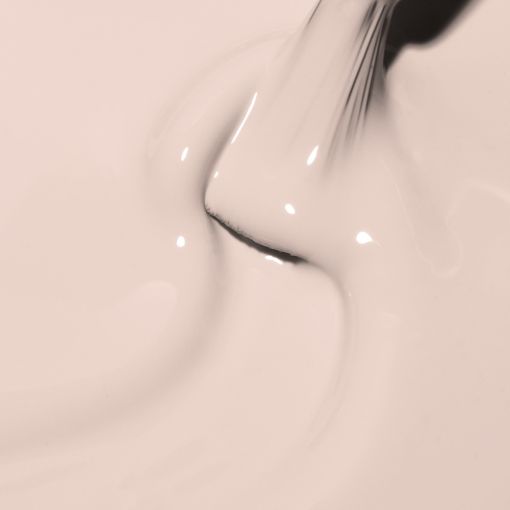 Abstrakte Nahaufnahme einer fließenden, cremigen Kosmetik-Textur in Beige mit glänzender Oberfläche, geeignet für Foundation, Make-up oder Hautpflege