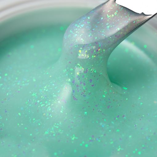 Nahaufnahme einer glitzernden mintfarbenen Creme mit funkelfördernden Partikeln