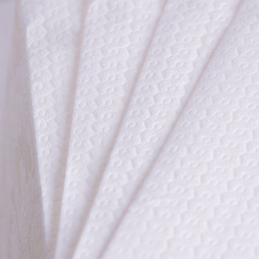 Detailaufnahme von weißen Papiertüchern mit strukturierter Oberfläche