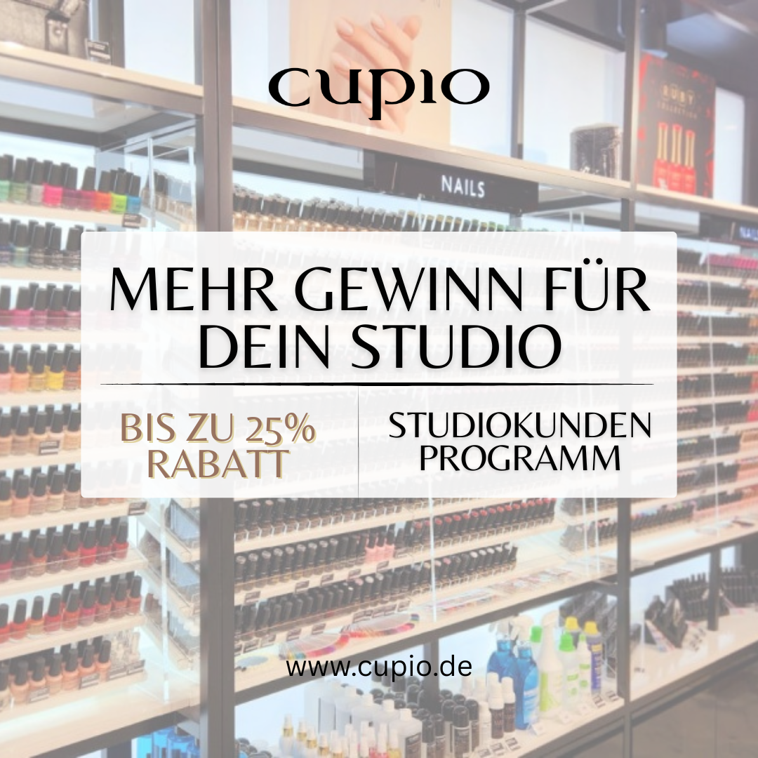 Werbebild von Cupio mit Nagellackregalen im Studio und Hinweis auf das Studiokundenprogramm mit bis zu 25 % Rabatt