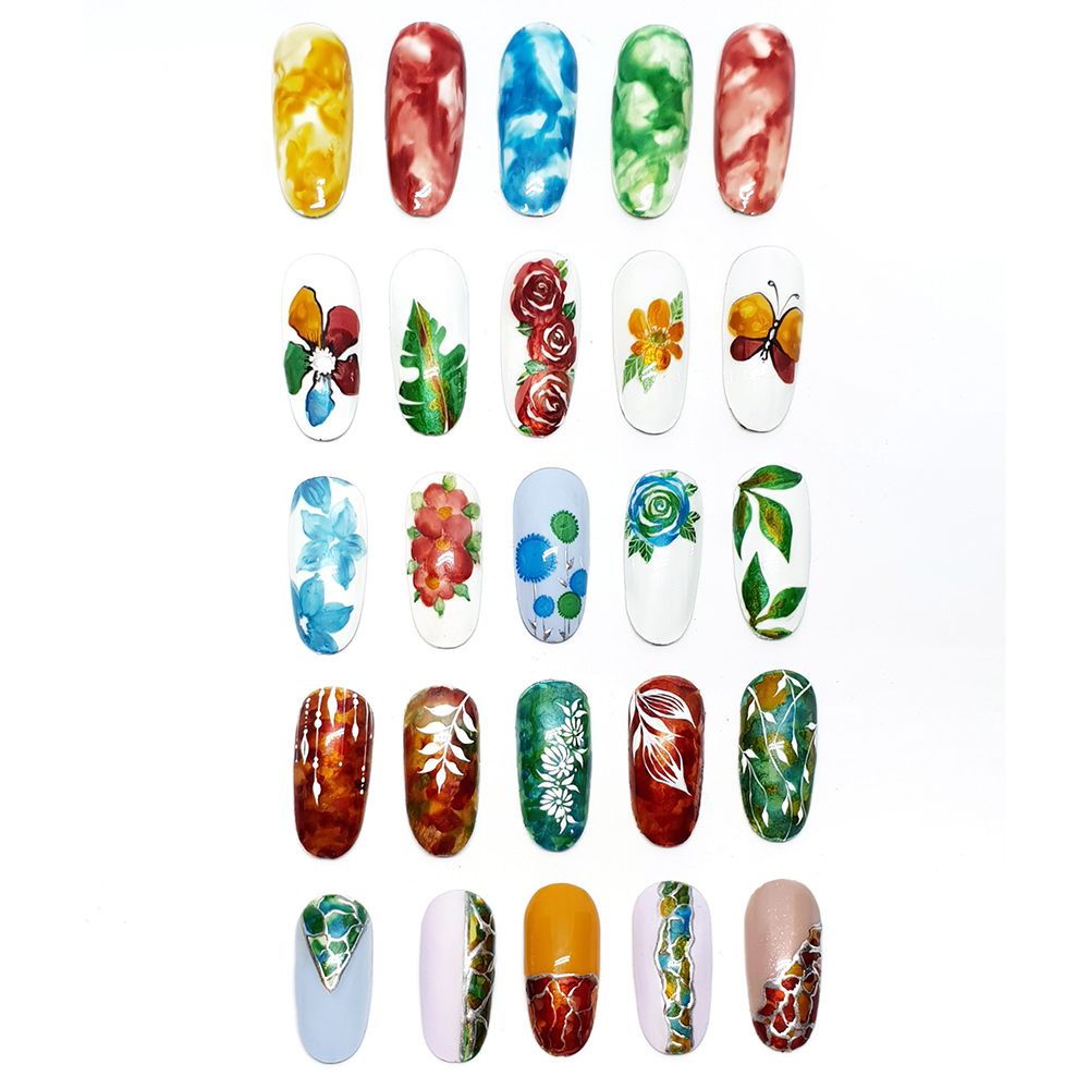 Vielfältige Nagelmodelle in verschiedenen Farben und Designs, einschließlich Blumen und abstrakter Kunst.