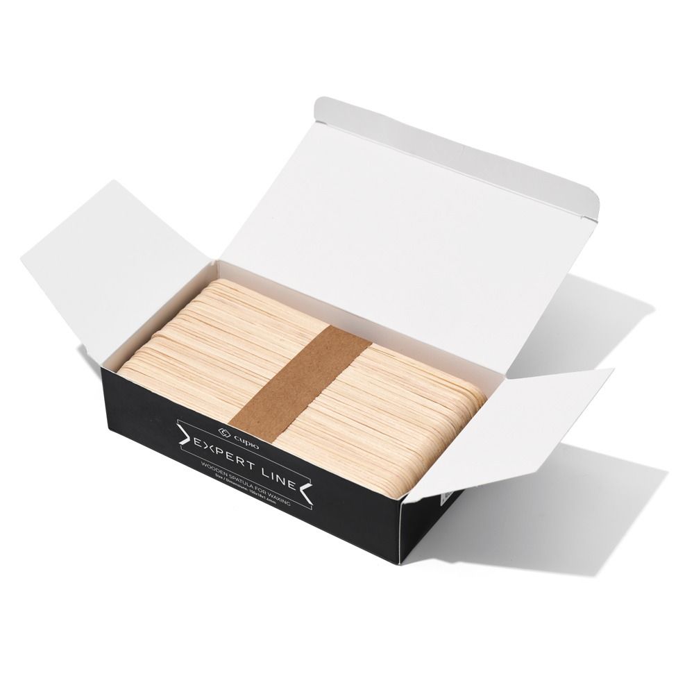 Geöffnete Produktbox der Expert Line mit gebündelten Holzspateln für Waxing und Haarentfernung