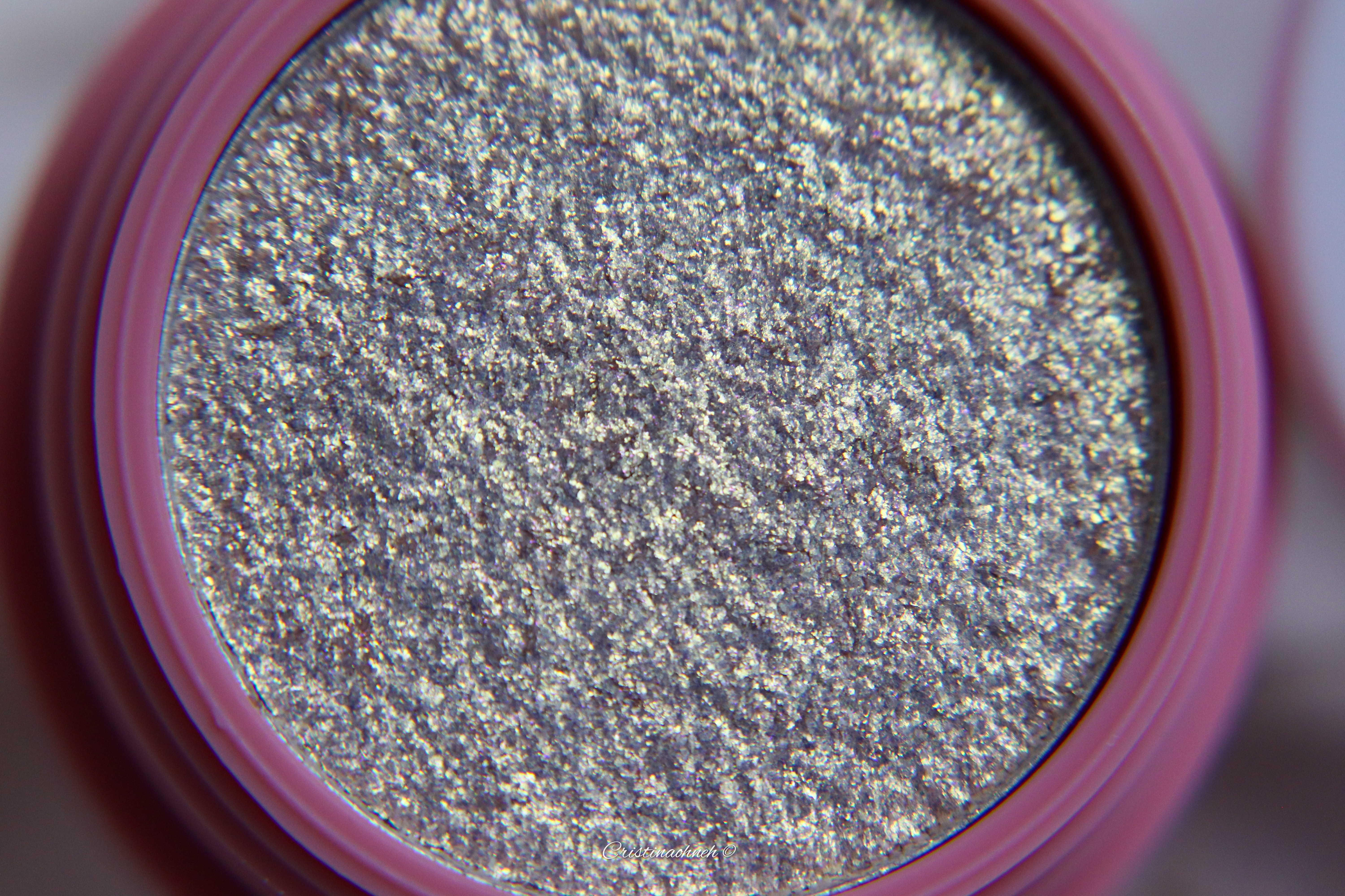Nahaufnahme von glitzerndem Lidschatten-Pulver in Grau