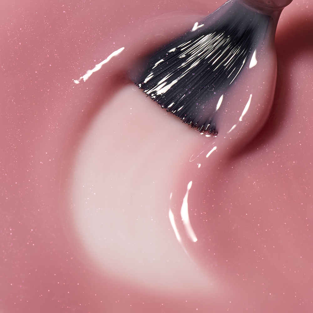 Nahaufnahme einer roséfarbenen Cupio Long Lasting Fiber Base mit Pinselauftrag – flexible, stabile Base für natürliche, langanhaltende Maniküren und dünne, brüchige Nägel