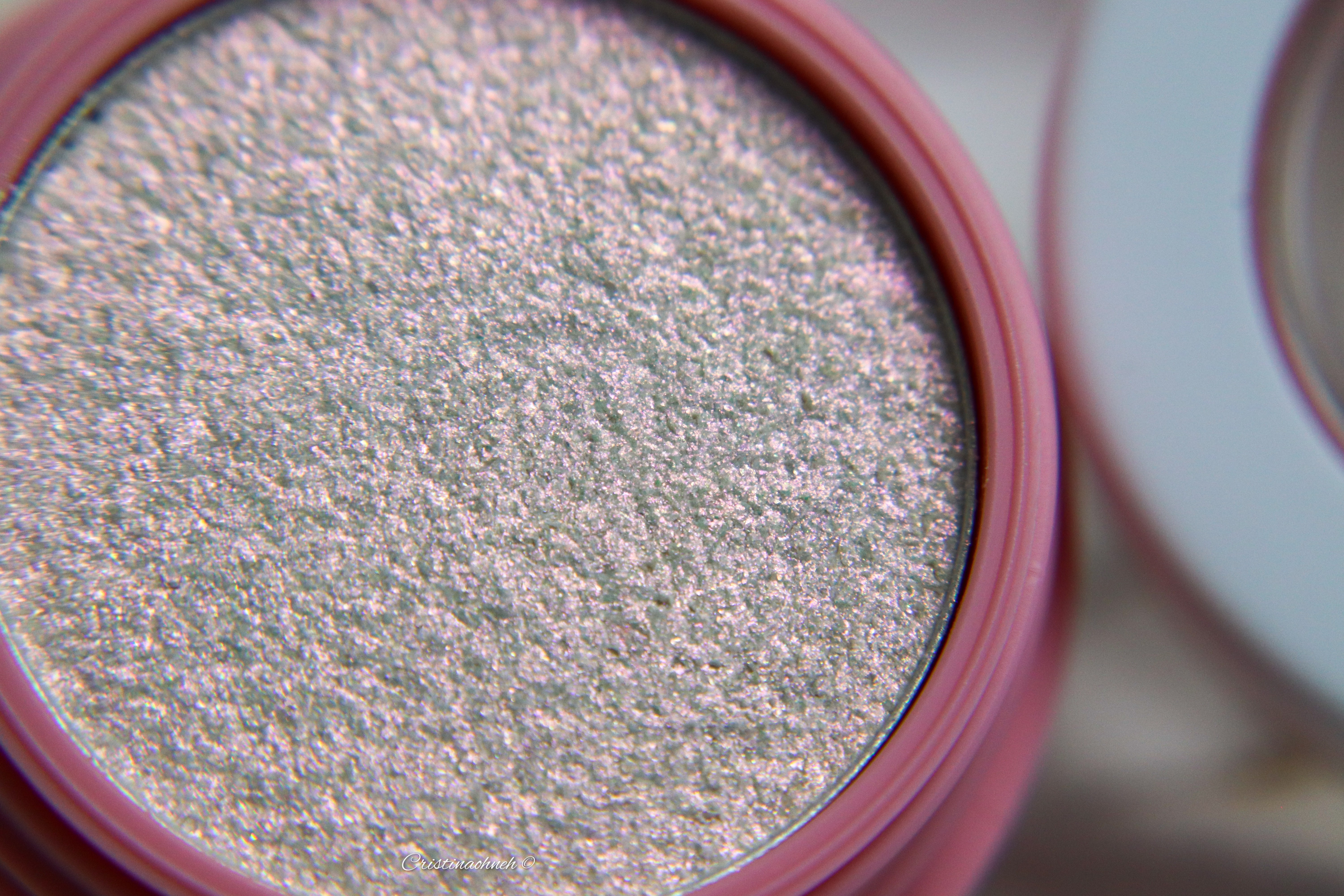 Nahaufnahme von glitzerndem Lidschatten-Puder in einer Dose