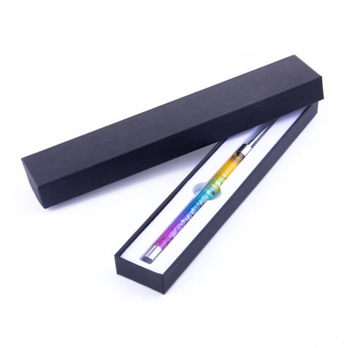 Regenbogenfarbener Kugelschreiber mit silbernen Details in geöffneter schwarzer Geschenkbox auf weißem Hintergrund