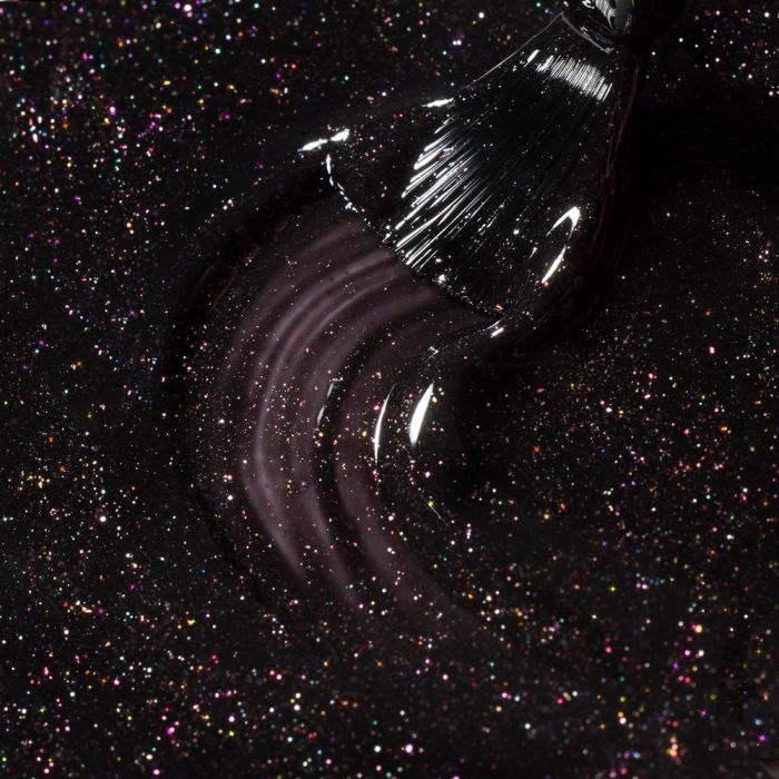 Nahaufnahme eines schwarzen Glitzer-Nagellacks mit Pinsel, der schimmernden Lack aufträgt
