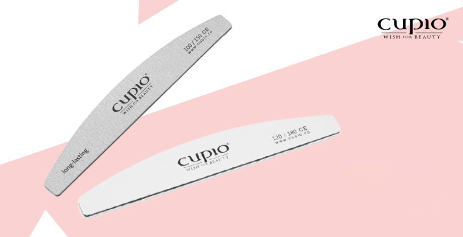 Zwei Cupio Nagelfeilen in unterschiedlichen Körnungen auf rosa Hintergrund