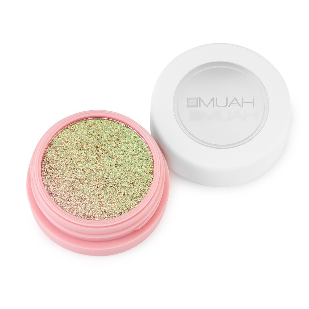 Öffnete Dose mit Glitzerpuder in grüner und goldener Farbe, rosa Verpackung