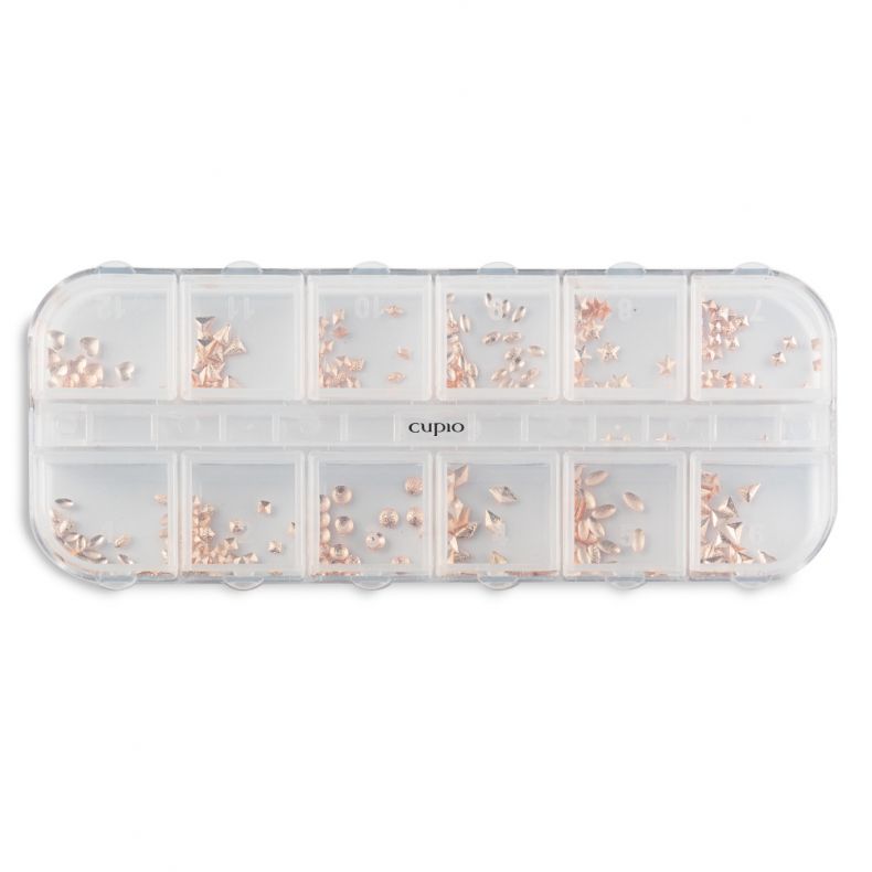 Transparente Box mit roségoldenen Nail Art Dekorationen in verschiedenen Formen