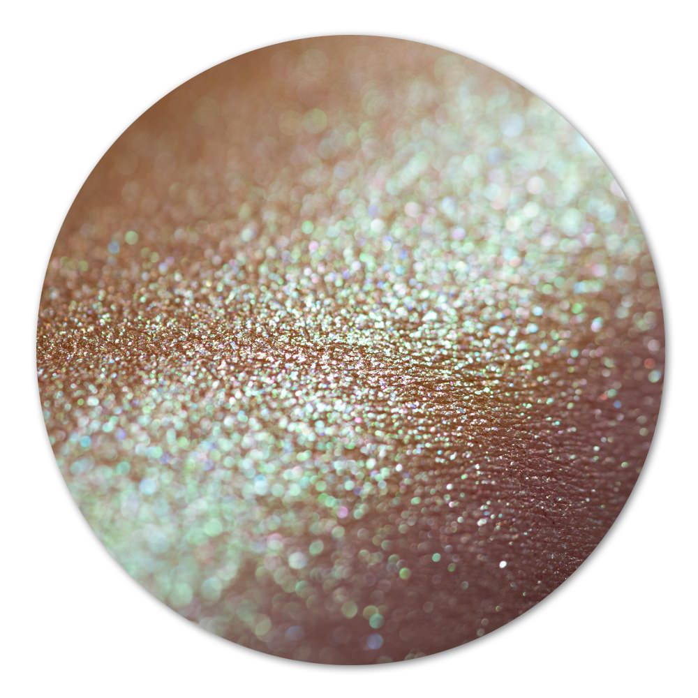 Nahaufnahme eines glitzernden Bronzepuders zur Makeup-Anwendung