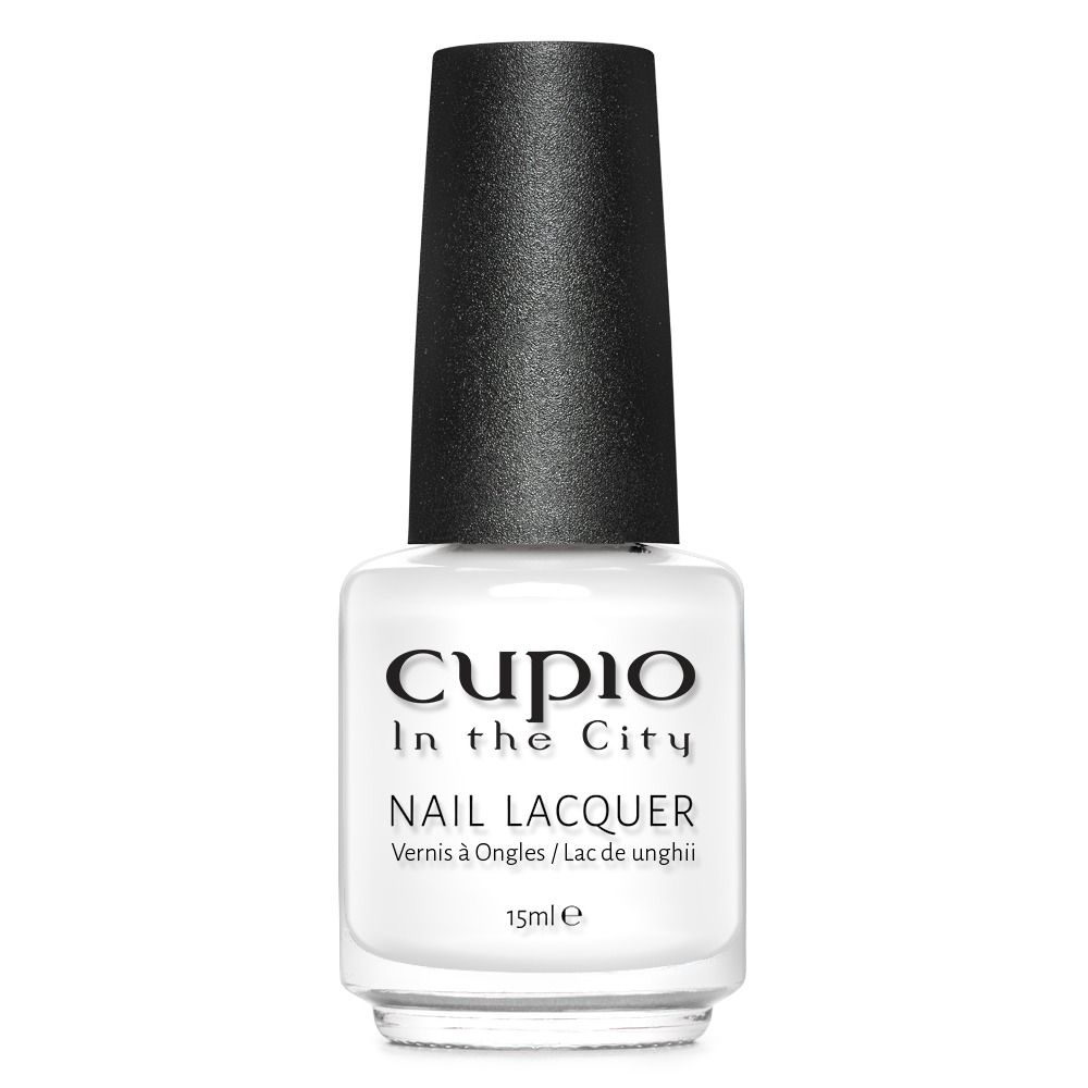 Weiße Nagellackflasche Cupio In the City Nail Lacquer, 15 ml, freigestellt auf weißem Hintergrund