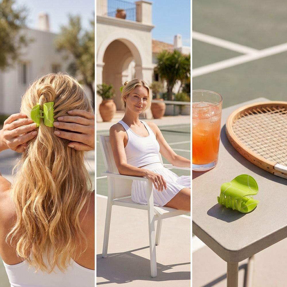Blonde Frau mit grüner Haarspange am Tennisplatz; das Haaraccessoire hält lange, wellige Haare stilvoll zusammen und liegt auch auf dem Tisch neben Tennisschläger und Getränk.