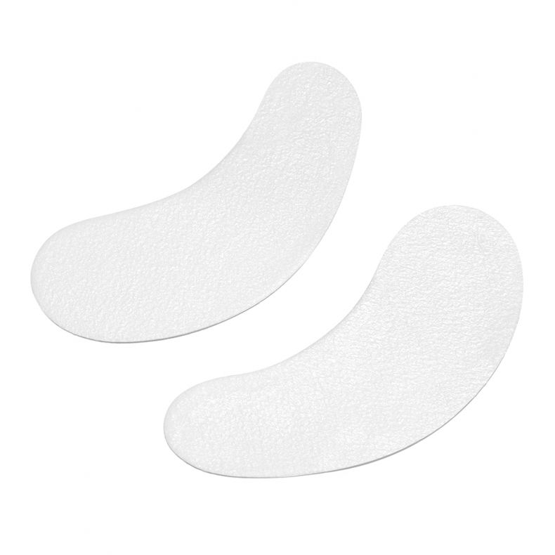 Zwei weiße Augenpads zur Pflege der Augenpartie