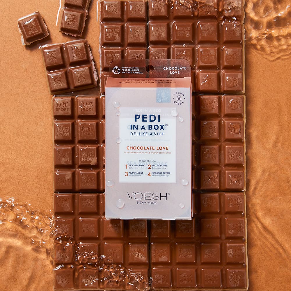 VOESH Pedi in a Box Deluxe 4 Step Chocolate Love Spa-Pediküre mit Kakaobutter auf Schokoladentafeln, 4-Schritt-Fußpflege mit Meersalzbad, Zuckerpeeling, Mud-Masque und Massagebutter