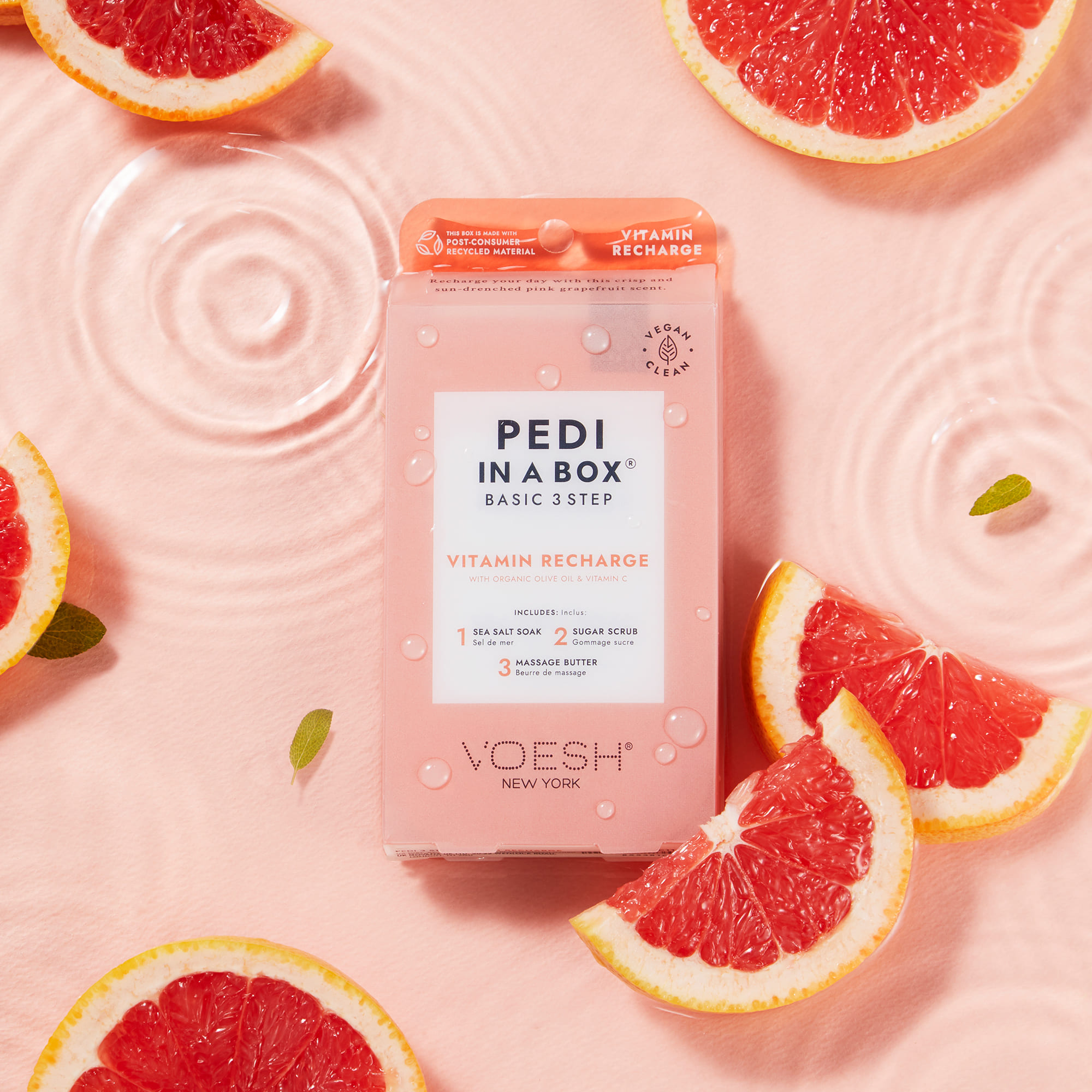Voesh Pedi in a Box Basic 3 Step - Vitamin Recharge, 3-Schritt-Pediküre mit Vitamin C & E, Bio-Olivenöl und Grapefruitmotiv auf rosa Hintergrund