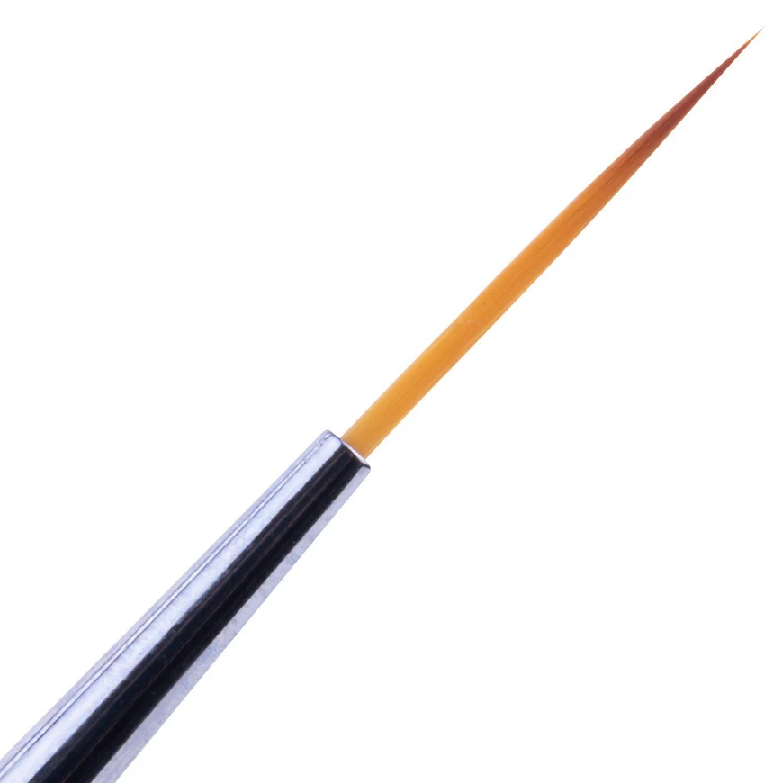 Nahaufnahme eines feinen Detailpinsels mit langer, spitzer orangefarbener Spitze und silbernem Griff für präzise Mal- und Nailart-Arbeiten