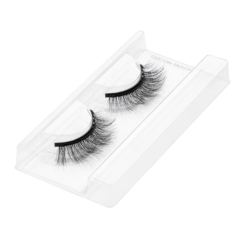 Falsche Wimpern in einer klaren Box, ideal für einen dramatischen Augenaufschlag