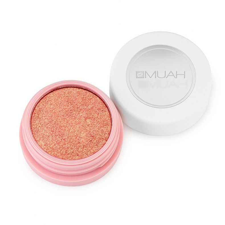 Öffne Dose mit Muah Blush in sanften Rosétönen für einen frischen Teint