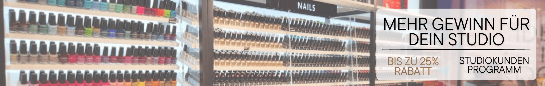 Regal mit vielen Nagellackfarben im Nagelstudio, beworben wird ein Studiokunden-Programm mit bis zu 25 % Rabatt für mehr Gewinn im Studio