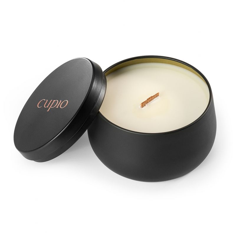 Elegante schwarze Cupio Duftkerze mit Holzdocht, teilweise geöffnet
