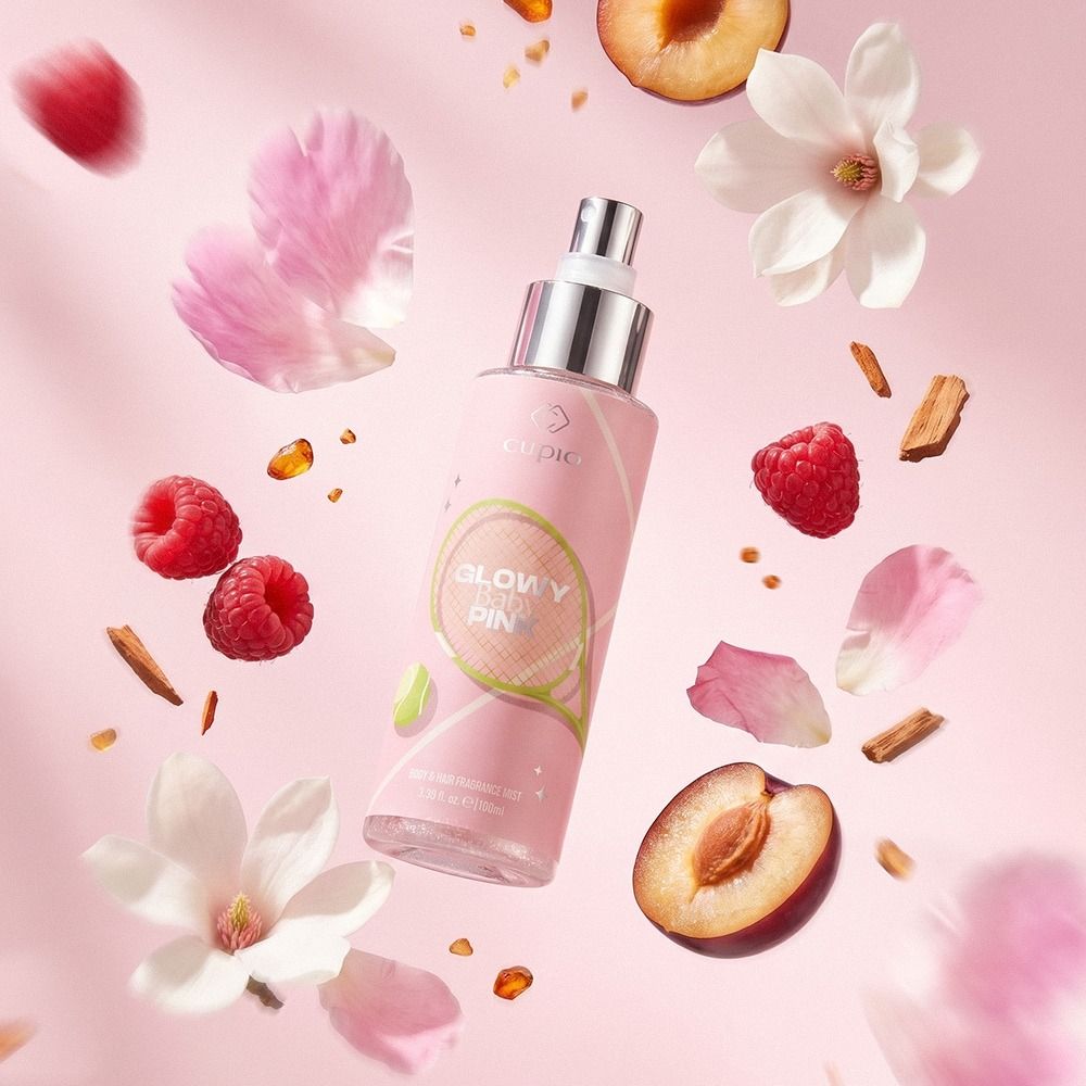 Cupio Tennis Club Body & Hair Duftspray Glowy Baby Pink 100 ml, rosa Flakon mit fruchtig-floralen Akzenten aus Himbeeren, Blüten und Pfirsich auf rosa Hintergrund