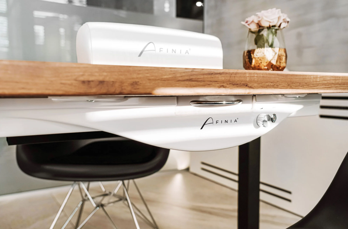 Tisch von AFINIA in stylischem Design mit Holzoberfläche und modernem Unterbau