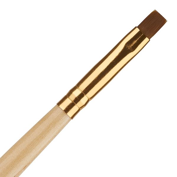 Detailansicht eines Pinsels mit goldener Ferrule und flacher, breiter Pinselspitze