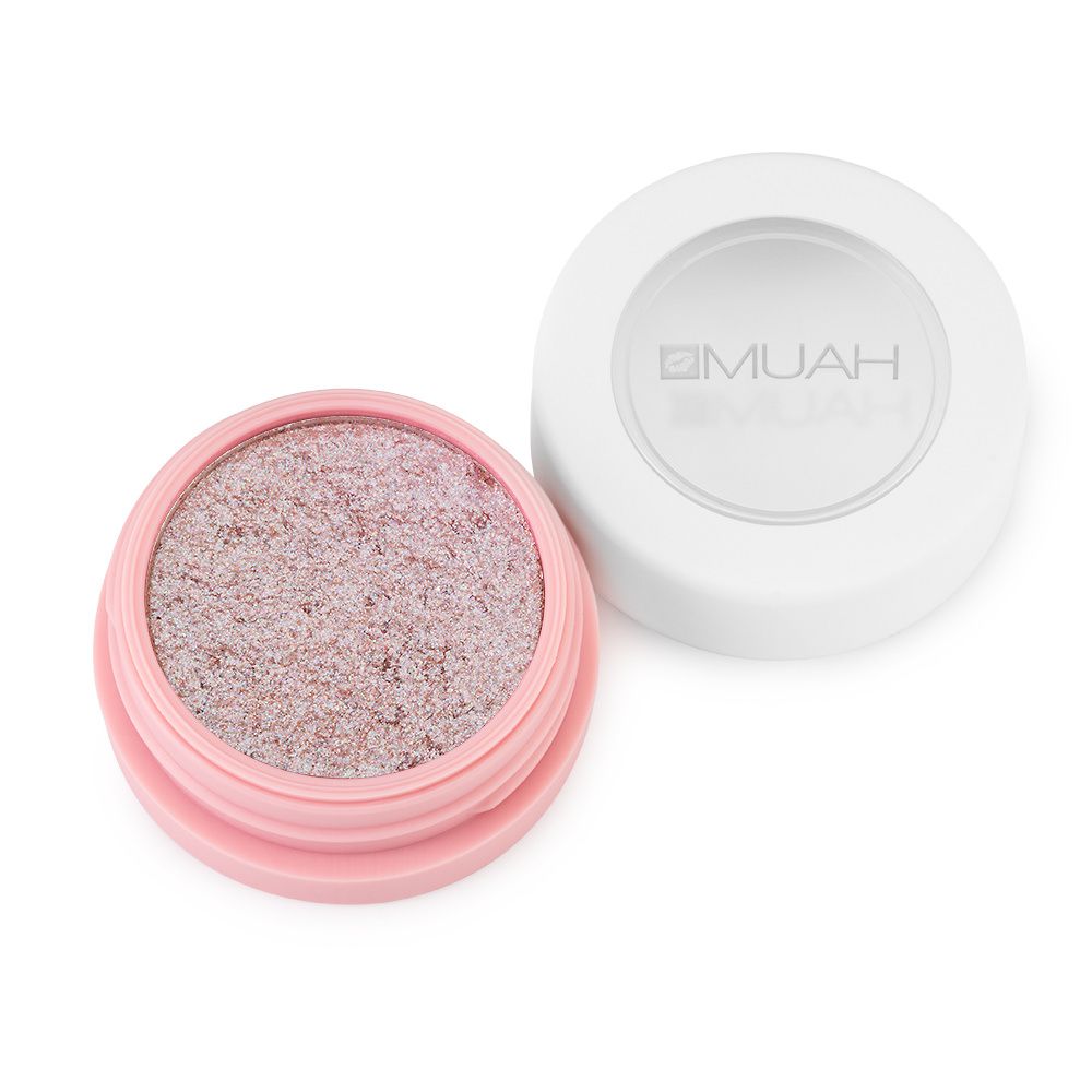 Öffnete Dose mit glitzerndem Make-up von MUAH in einer pinken Verpackung