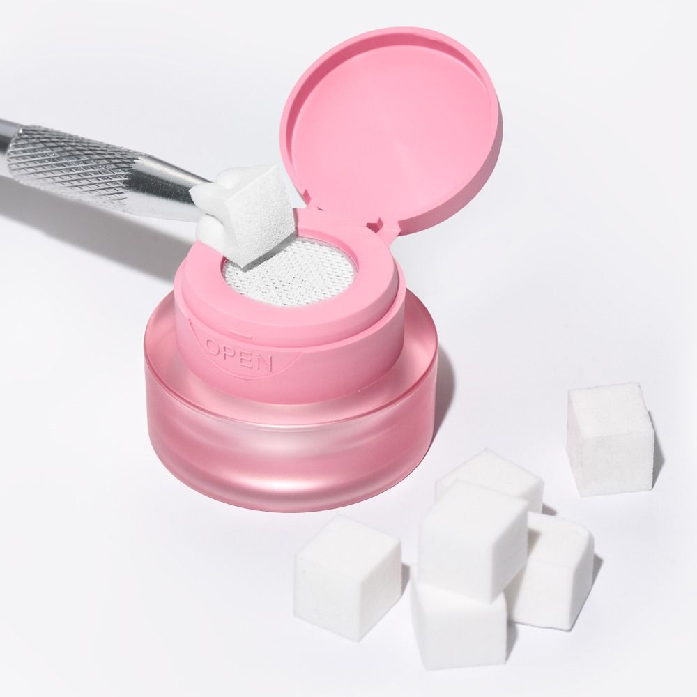 Geöffnete rosa Pumpflasche mit Schwammapplikator und Pinzette mit Make-up-Schwämmchenwürfel, geeignet für Nageldesign-Flüssigkeiten wie Cleaner oder Aceton