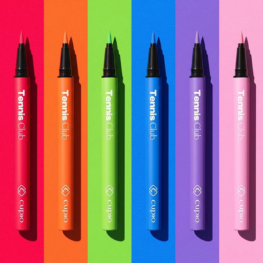 Sechs farbige Cupio Tennis Club Eyeliner-Stifte in Rot, Orange, Grün, Blau, Lila und Rosa auf passend abgestimmtem Hintergrund
