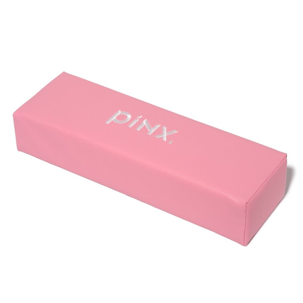 Pinke Brillenetui-Box von P!NX. mit silbernem Logo, rechteckig und geschlossen