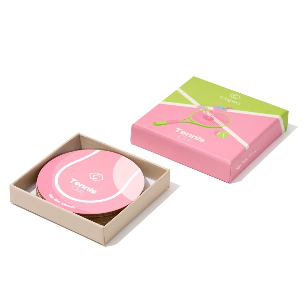 Geöffnetes Untersetzer-Set Tennis Club mit runden rosa Untersetzern und passender Geschenkbox im Tennis-Design