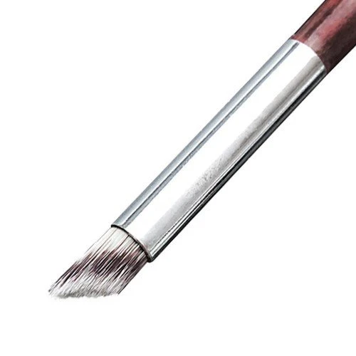 Nahaufnahme eines schrägen Detailpinsels mit feinen Borsten, silberner Metallzwinge und Holzgriff für präzises Malen und Detailarbeiten