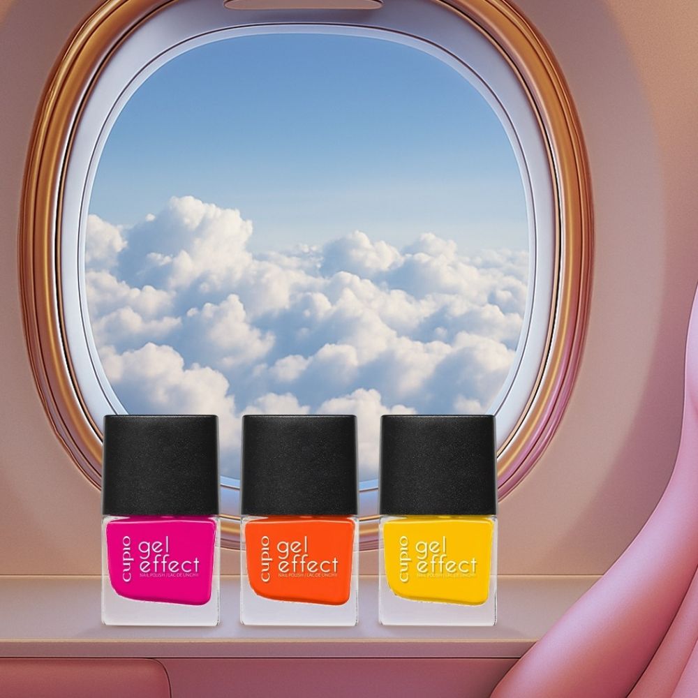 Drei Farben von Gel-Nagellack in einem Flugzeug mit Blick auf die Wolken