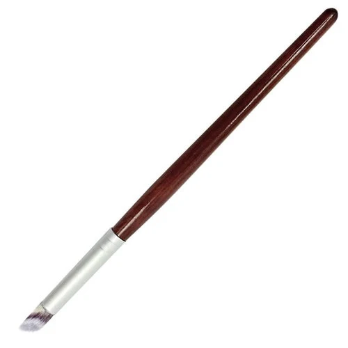 Schräger Make-up-Pinsel mit braunem Holzgriff, silberner Zwinge und weichen Borsten