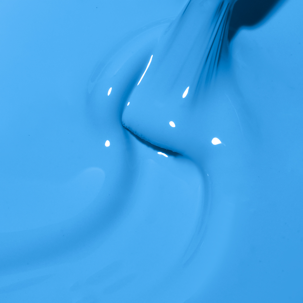 Nahaufnahme der seidigen, intensiv pigmentierten Himmelblau-Nuance Blue Screen von Cupio Gellack PRO Studio Colors, 8 ml, mit glänzender Geltextur für professionelle Nageldesigns