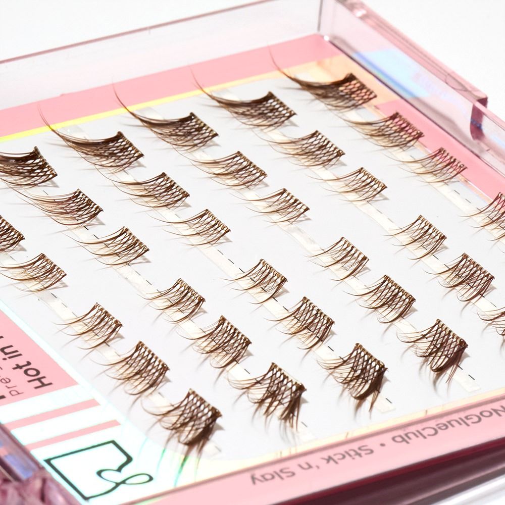 Nahaufnahme der Ribells Preset „Girl, please!“ mit vorgefertigten Einzelwimpern in einer Box, ideal für präzise Platzierung, natürliche Betonung oder gezieltes Volumen.