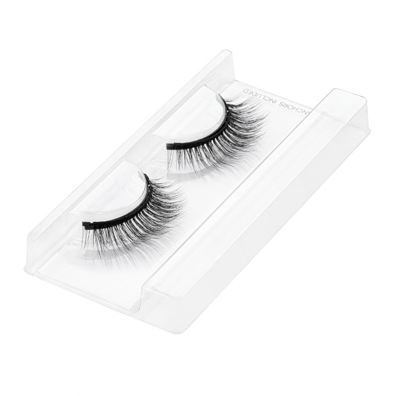Künstliche Wimpern in durchsichtiger Verpackung, ideal für einen auffälligen Augenaufschlag